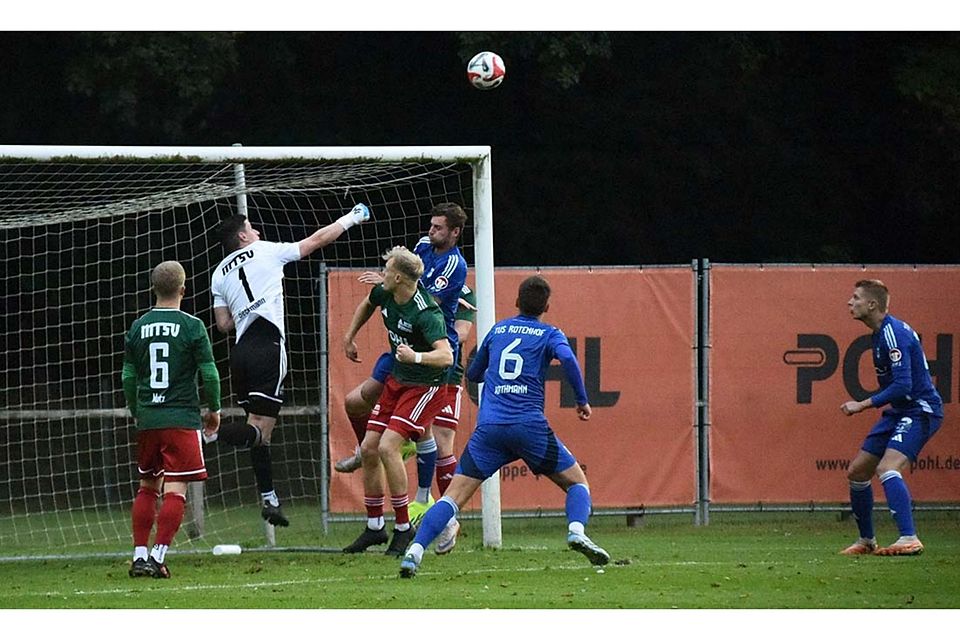 Enno Beckmann klärt vor Felix Struck und Leon Rathmann (TuS Rotenhof).
