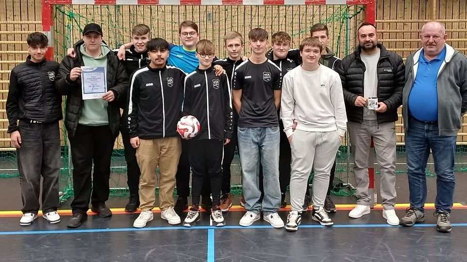 Der Futsal-Kreismeister mit Trainer Alexander Brenner (2.v. l.) sowie Kreisjugendleiter Klaus Meier und Betreuer Felix Dobmeier (v.r.).
