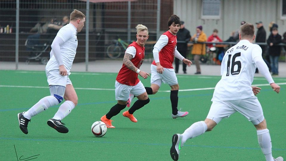 Die Rauenthaler (weiße Trikots) wollen unter Christian Bsullak zur Aufholjagd blasen. Archivfoto: Jan Henz