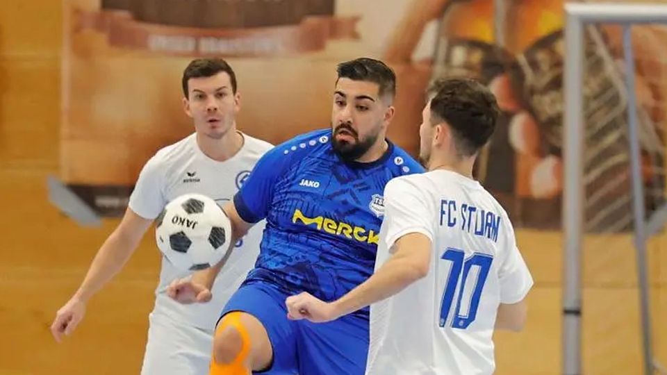 Meer Mohsin (Mitte) nennt sich selbst Straßenfußballer. Im Finale setzt er sich mit der TSG Wixhausen gegen den FC Sturm Darmstadt um Sergej Gaus (links) und David Sanetra (rechts) durch und darf sich nicht nur Stadtmeister, sondern auch Spieler des Turniers nennen.