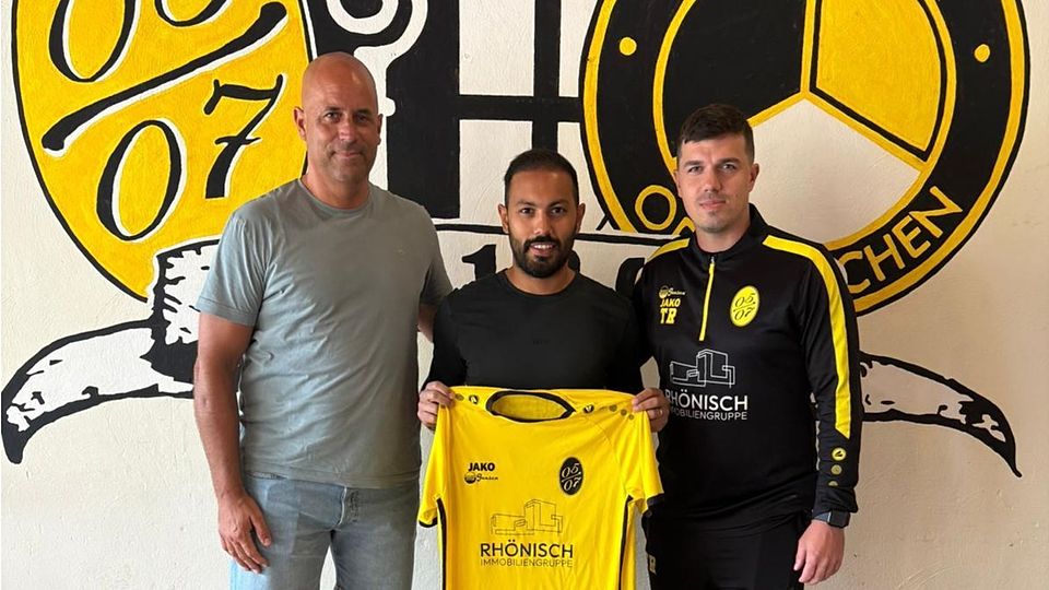 Über den Transfer von Serkan Pacali (Mitte) freuen sich Georg Degen (links) und Trainer Simon Sommer (rechts).