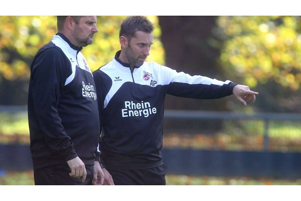 Schau her! Kölns U-21-Coach André Pawlak (rechts) erklärt seinem neuen Co-Trainer Mirko Vogt die Situation. Foto: Dahmen
