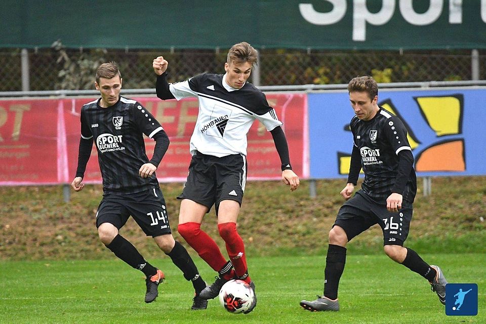 Optimistisch reist der SC Luhe-Wildenau zum Spitzenreiter FC Amberg, wo Goalgetter Nico Argauer (Mitte) seine Treffsicherheit weiter beweisen möchte.