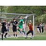 Tor oder kein Tor? Der Kopfball von Noah Sindermann vom FV Wallau (M.) findet im Derby in der Fußball-A-Liga Biedenkopf gegen den TuSpo Breidenstein nur knapp nicht den Weg in den Kasten. © Jens Schmidt