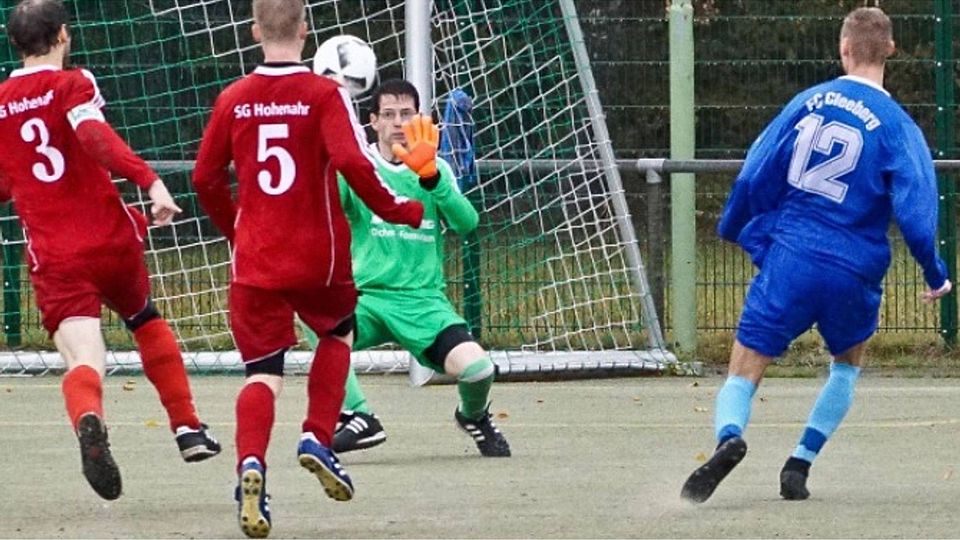 Cleebergs Marcel Klappert findet in Hohenahrs Torhüter Alexander Häde seinen Meister.	Foto: PeB