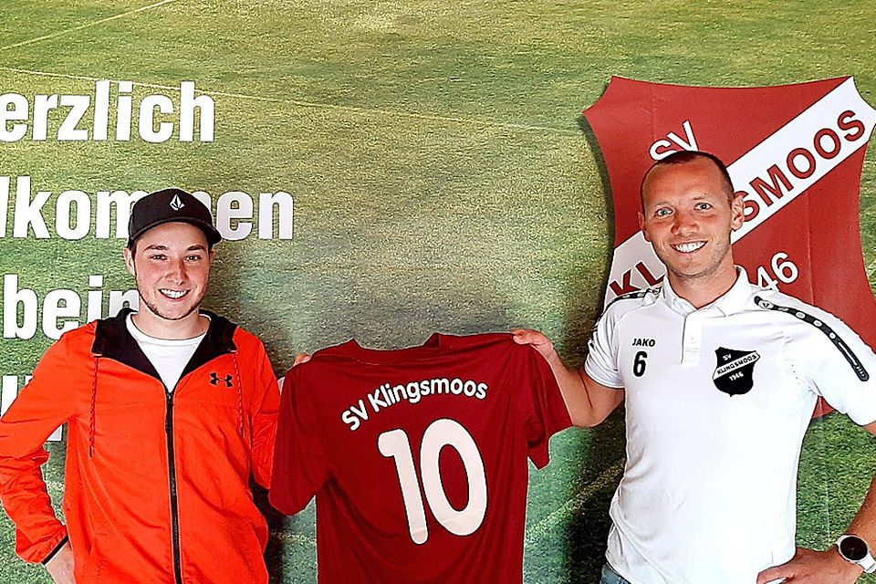 Klingsmoos‘ Abteilungsleiter Tobias Narr (rechts) heißt Marco Veitinger herzlich willkommen,  der zur neuen Saison von der TSG Untermaxfeld zum Kreisklassisten SV Klingsmoos wechselt. 