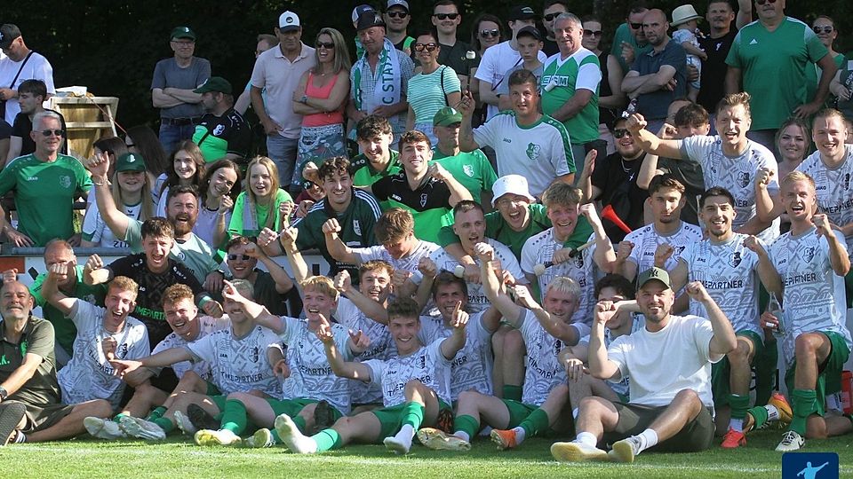 Jubel beim FC Stätzling: der Bezirksliga-Vizemeister hat sich in der Aufstiegsrelegation durchgesetzt.
