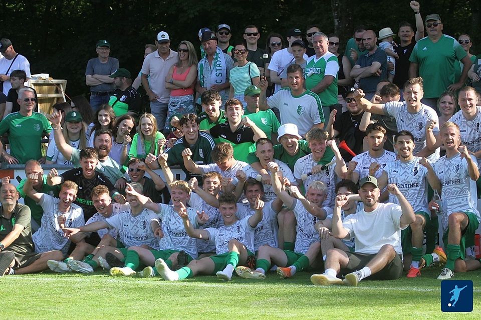 Jubel beim FC Stätzling: der Bezirksliga-Vizemeister hat sich in der Aufstiegsrelegation durchgesetzt.