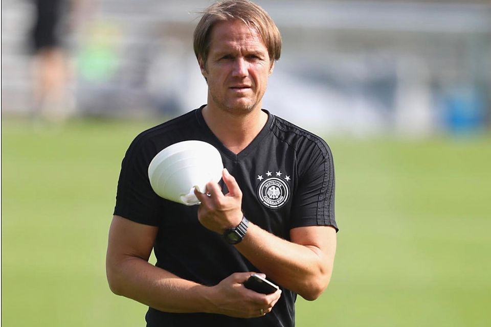 Der frühere Bundesliga-Profi Thomas Schneider, der seit über 15 Jahren in Straubing lebt, ist seit Jahren für den DFB im Einsatz.