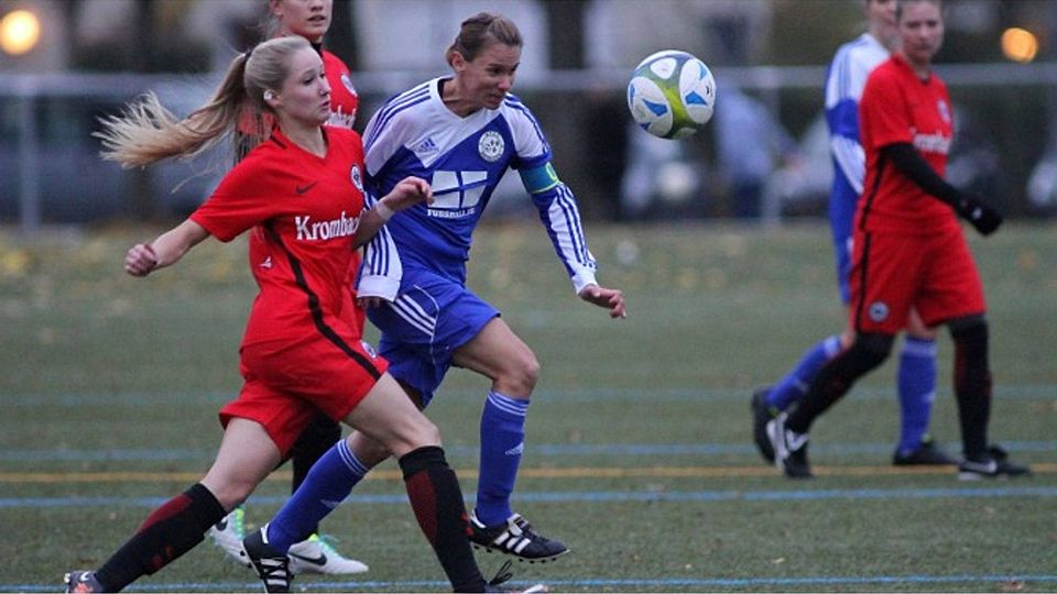 Zweikampf um den Ball: Die MFFC Frauen müssen sich Rivale Frankfurt bitter geschlagen geben. F: Leichtfuß