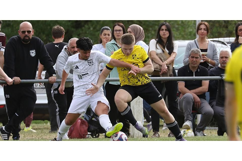 Mykyta Hrubiian (rechts) und der TSV Caldern lassen dem Tabellendritten Vatanspor Dautphe (links, Kerem Mehmet Akmese) beim 5:0 kaum eine Chance. © Jens Schmidt