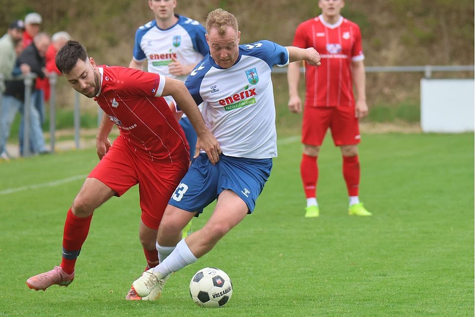Friedbergs Matthias Schuster (rechts) traf gegen den BC Adelzhausen (links Tim Halbauer) doppelt.
