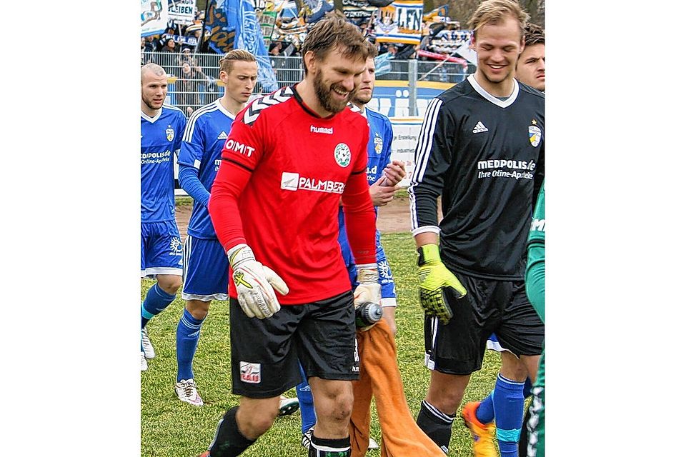 Auch in der kommenden Saison wird Jörg Hahnel (l.) für den FC Schönberg auflaufen und im Tor stehen.