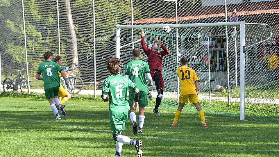 Das Grüntegernbacher 2:2: Der ansonsten gute Isener Torwart Bernhard Posch patzt und schaut dem Ball hinterher.