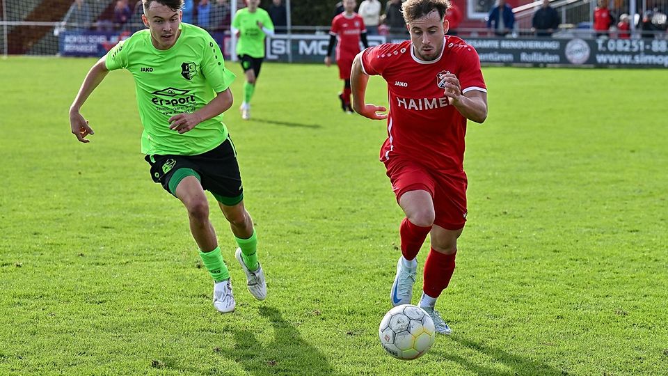 Patrick Högg (rechts) entschied das Laufduell mit Luca Lenz und auch das Derby mit seinem TSV Hollenbach gegen den FC Stätzling für sich.