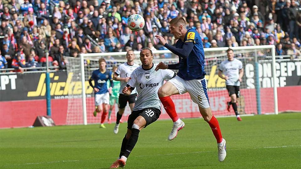 Bester Holsteiner auf dem Platz - Innenverteidiger Marko Ivezic, der vor Stürmer Etienne Amenyido (Preußen Münster) die Szene bereinigt.