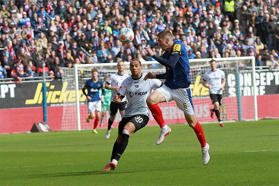 Bester Holsteiner auf dem Platz - Innenverteidiger Marko Ivezic, der vor Stürmer Etienne Amenyido (Preußen Münster) die Szene bereinigt.
