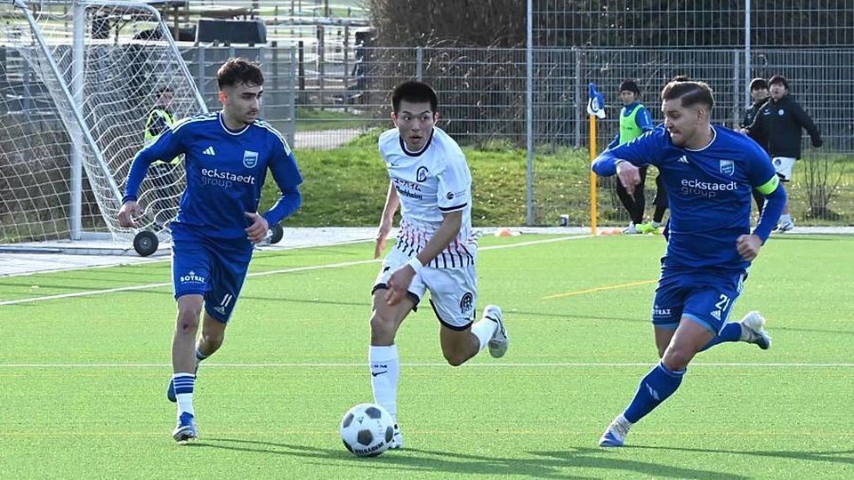 Ryoma Osaka vom FC Basara Mainz (Mitte) läuft Can Abdullah Güney (links) und Marcel Bormeth von der TuS Mechtersheim davon.	Foto: Kristina Schäfer