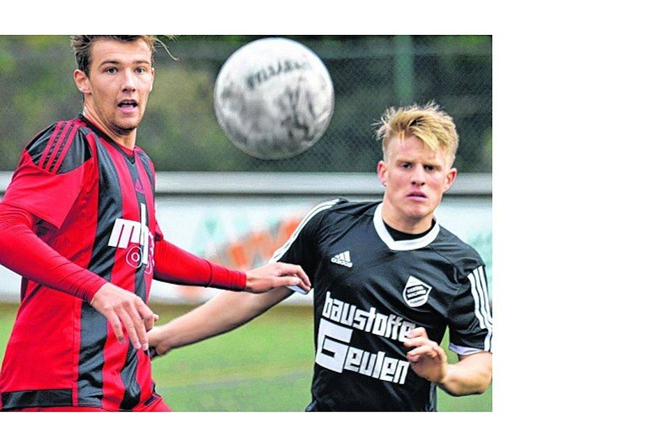 Den Ball fest im Blick: Wenaus Mark Lorbach (links ), hier im Duell mit Tobias Kohl von Hertha Wahlheim. Foto: Günther Kròl