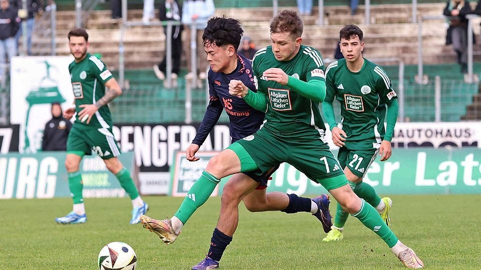 Patrick Weihrauch (vorne) verstärkt das Mittelfeld des FCC.