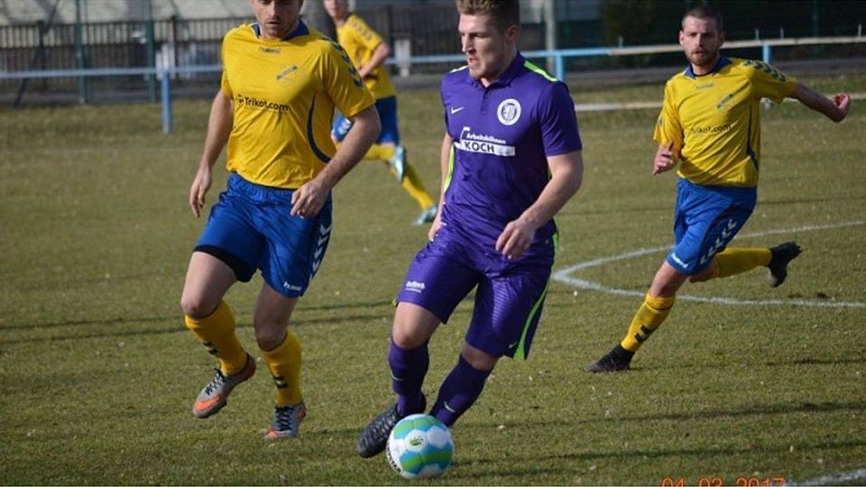 Die Kicker des KSC 1864 Leipzig (Bildmitte) haben sich am Wochenende mit 4:3 gegen den Leipziger SV Südwest durchgesetzt und wichtige Punkte im Kampf um den Klassenerhalt eingefahren.  F: Vereinsarchiv KSC Leipzig