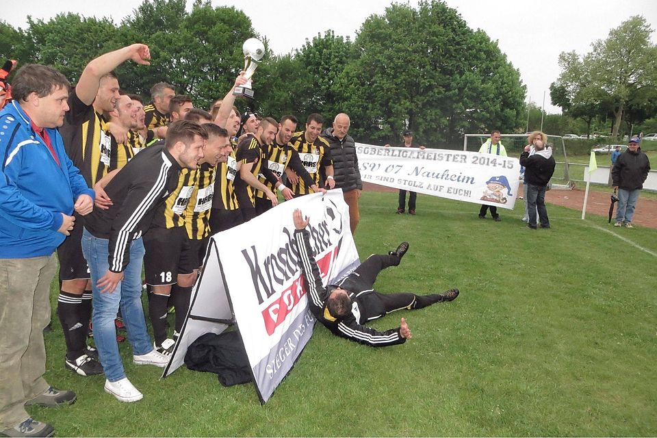 Feiern den Gewinn des Kreispokals: Die Kicker des SC Opel bekommen es nun im Hessenpokal mit einem echten Schwergewicht zu tun. Foto: Presta