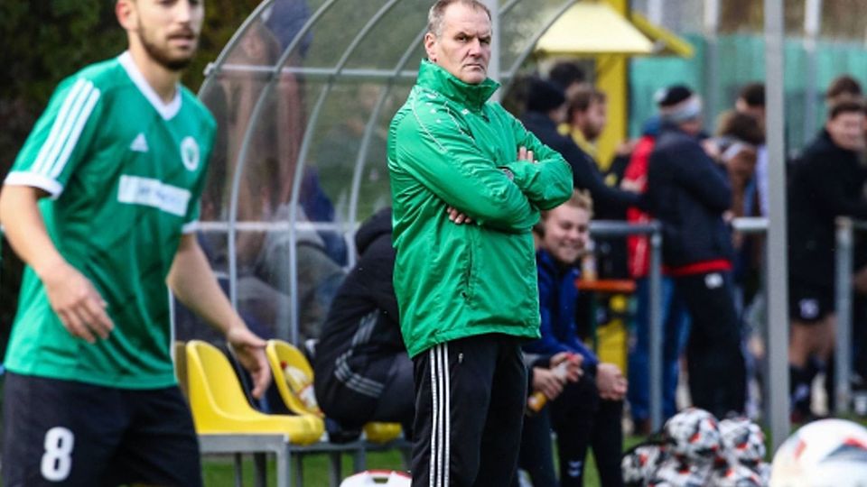 Skeptischer Blick: Eichenrieds Trainer Klaus Stichlmayer (M.) ist enttäuscht von der Vereinsführung.   Umbruch mit Jugend und Neuen
