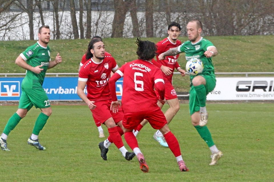 Simon Gruber (rechts) war beim TSV Nördlingen mal wieder der entscheidende Akteur und an allen Treffer zum 3:0-Sieg gegen Türkspor Augsburg maßgeblich beteiligt.