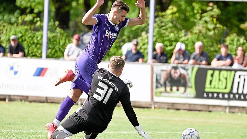 Auf und davon: Neuburgs Leon Beran (hinten) umkurvt Haunstettens Torhüter Maximilian Lenz und trifft zum vorentscheidenden 2:0.