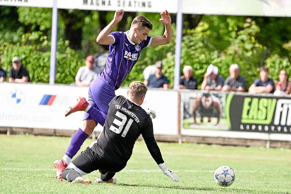Auf und davon: Neuburgs Leon Beran (hinten) umkurvt Haunstettens Torhüter Maximilian Lenz und trifft zum vorentscheidenden 2:0. Auf und davon: Neuburgs Leon Beran (hinten) umkurvt Haunstettens Torhüter Maximilian Lenz und trifft zum vorentscheidenden 2:0.