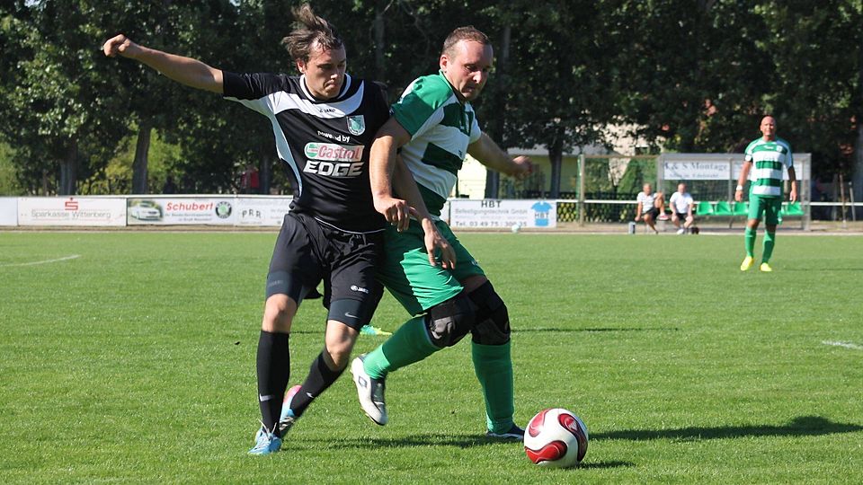 Im vereinsinternen Duell gewann Annaburgs Erste (schwarz) gegen die Zweite.  Foto: Florian Kuchenbecker