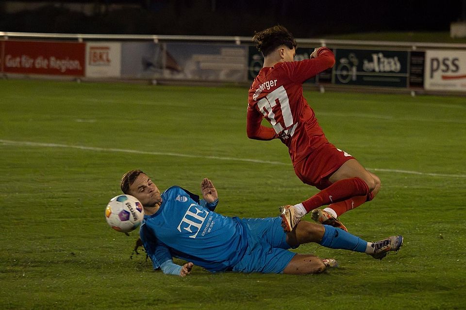 Erneut ausgebremst: Valentin Bamberger (r.) und der VfB, diesmal von Karlsfeld.