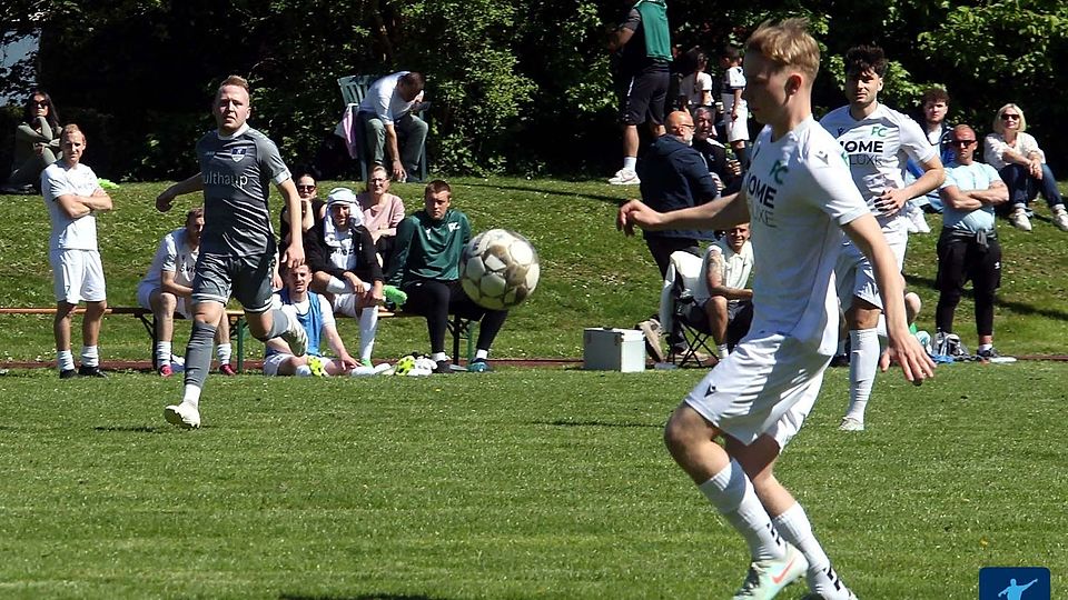 Der FC Lübbecke (in weiß) hat die Meisterschaft und den Aufstieg in der eigenen Hand