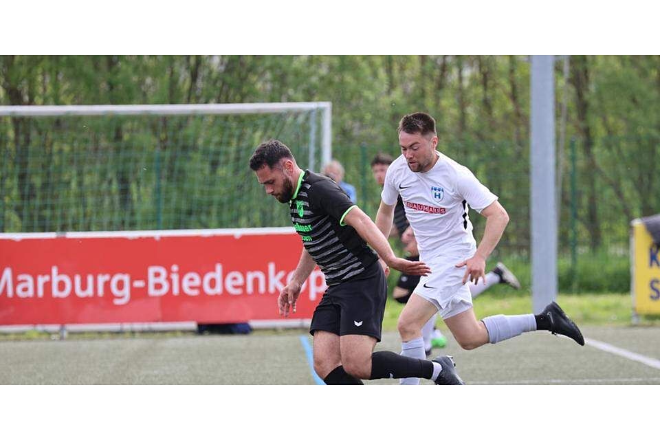  Erzielt das 1:0 für den VfB Wetter: Dogan Caliskan, hier im Duell mit Luca Baier von den TSF Heuchelheim. (© Jens Schmidt) 