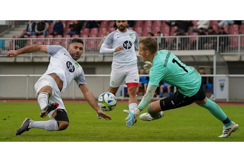 Ahmet Marankoz (l.), Trainer des Fußball-Kreisoberligisten FC Amedspor Wetzlar, äußert sich zu den Spielabbrüchen am vergangenen Wochenende. (Archivfoto) © Isabel Althof