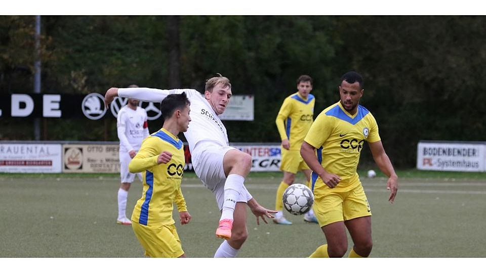 Eins, zwei drei, wer hat den Ball? Leon Laukel (weißes Trikot) nimmt es mit Marburgs Leon-Tobechi Owo (r.) auf. © Jens Schmidt