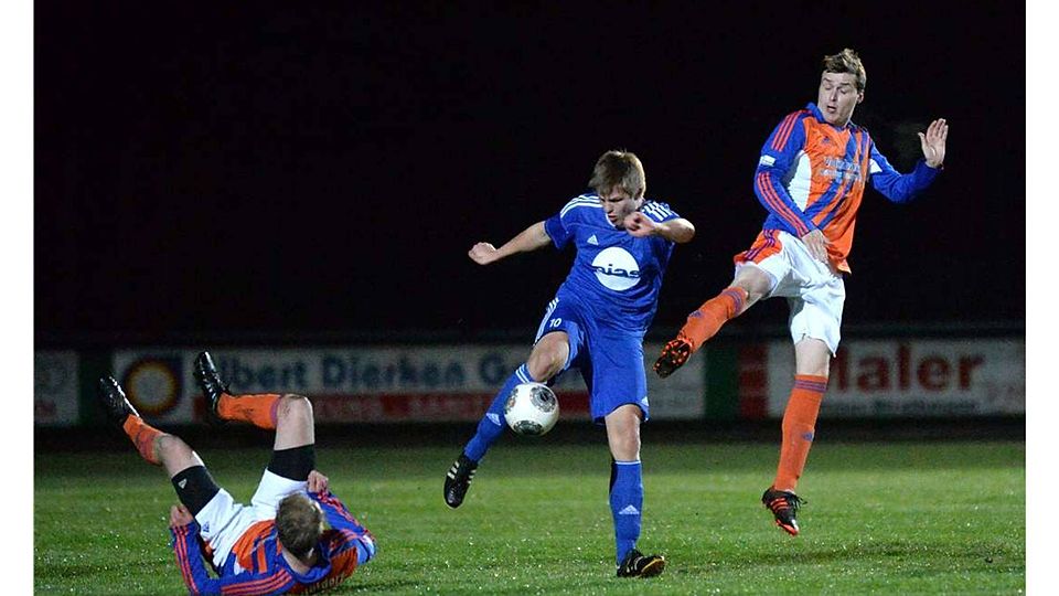 Beim TuS Neuenkirchen sind Ruhe und Zuversicht eingekehrt. Hier zieht Stefan Oevermann (in Blau) gegen Holdorf ab. Foto: Rolf Kamper