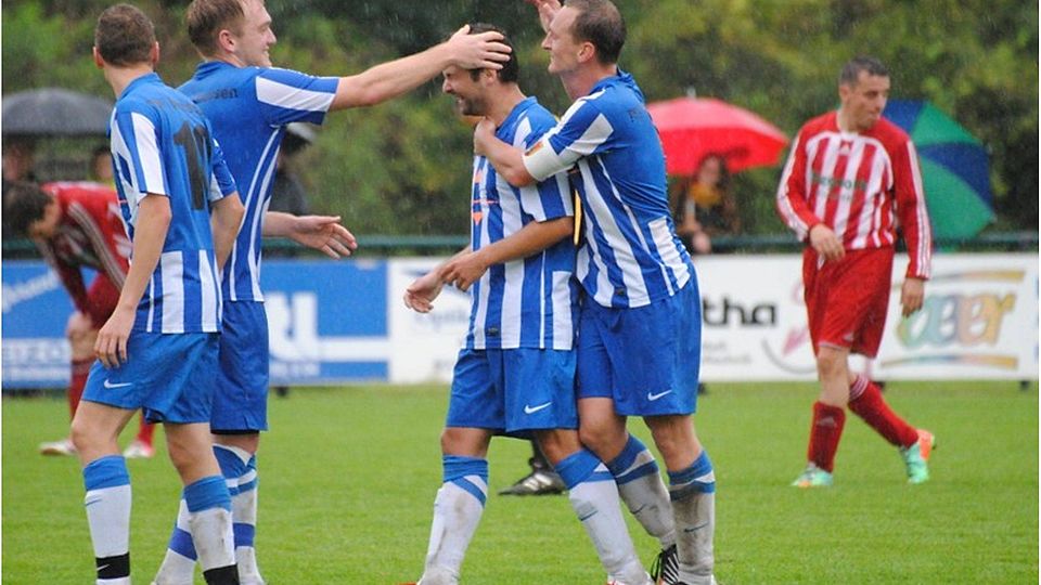 Im strömenden Regen hatte Beratzhausen beim 5:1 gegen Töging allen Grund zur Freude. F: Brandt