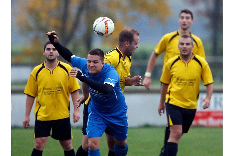 Das Nachsehen hatten die blauen Staufer im Heimspiel gegen den FC Neumarkt Süd, der mit 3.1 gewann. F: Distler