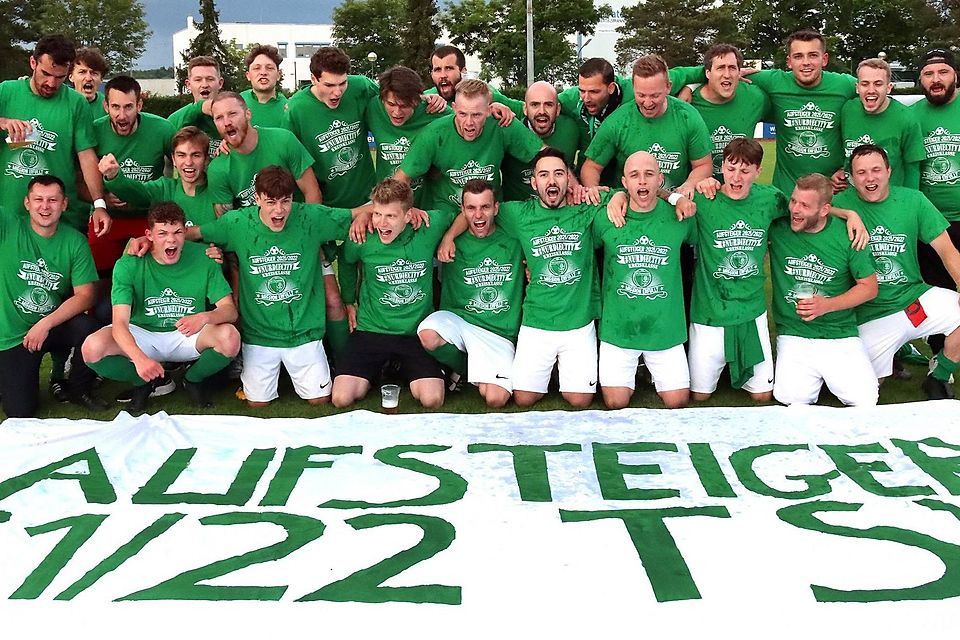 Im zweiten Anlauf hat’s geklappt: Nach dem gewonnenen Relegationsspiel gegen den SV Germering begann für die Fußballer des TSV Pentenried ein ausgelassener Party-Marathon. Franz hat wieder Elan reingebracht und die Mannschaft nach oben geführt. Paul Hense und ich haben sie dann nur noch bei Laune gehalten. Trainer Magnus Piele über seinen Vorgänger Möhwald