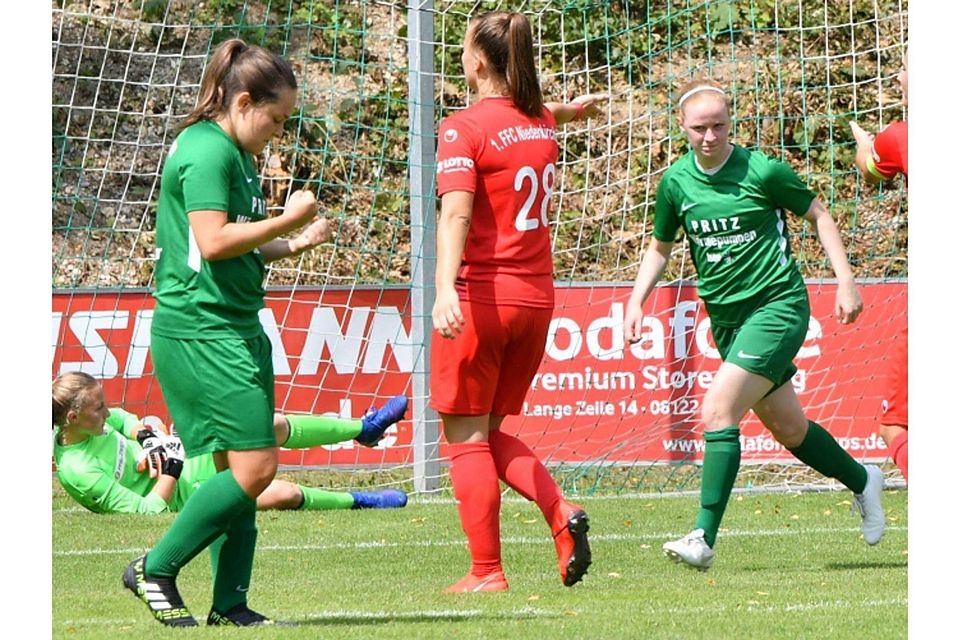 Drin das Ding: Die Forsternerinnen (grüne Trikots, v. l.) Pia Reininger und Julia Deißenböck freuen sich über die 1:0-Führung.  Foto: Eicke Lenz
