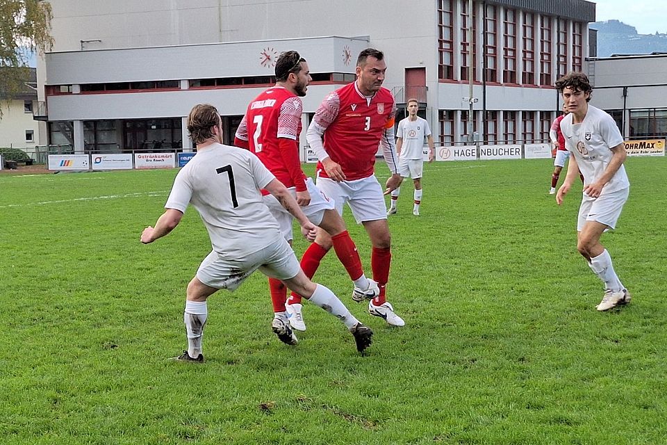 Srbija (in rot) zu Gast auf dem Küsnachter Heslibach.