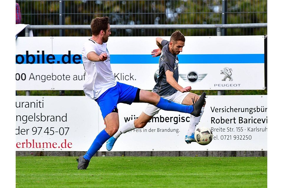 Volles Tempo: Grunbachs Sascha Mörgenthaler (rechts) zieht an seinem Neureuter Gegenspieler vorbei. Beide Teams trennten sich 2:2. Foto: Hennrich