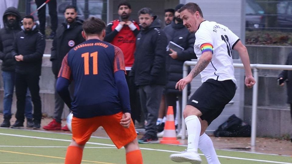 Achiv: Max Kruse (weiss) in Aktion