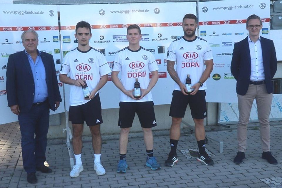Von links nach rechts:  SVL-Vorstandsvorsitzender Manfred Maier, Burim Zekaj, Bastian Aimer, Stefan Alschinger. Sportvorstand Benedikt Neumeier