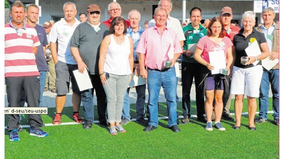 Der Fußballkreis Euskirchen ehrte in Person von Doris Mager (5.v.l.) in Nettersheim zahlreiche ehrenamtliche Helfer für ihr Engagement. Foto: Brackhagen