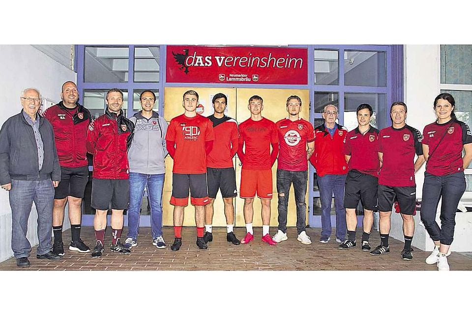 Bereit zum Start in die Bayernliga: Die Abteilungsleitung mit Trainer, Hauptsponsor und den Neuzugängen.