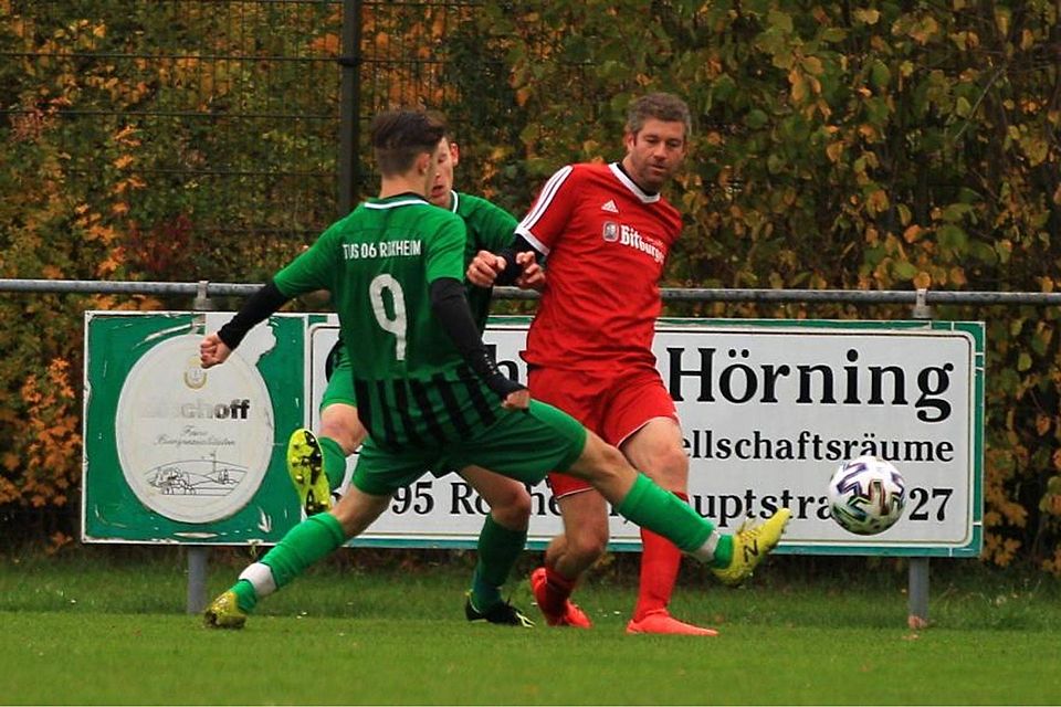 Torreiches Unentschieden: Der TuS Roxheim (grün) und die SG Fürfeld (in rot) teilen sich die Punkte im A-Klassen-Duell.	Foto: Michael Wolff