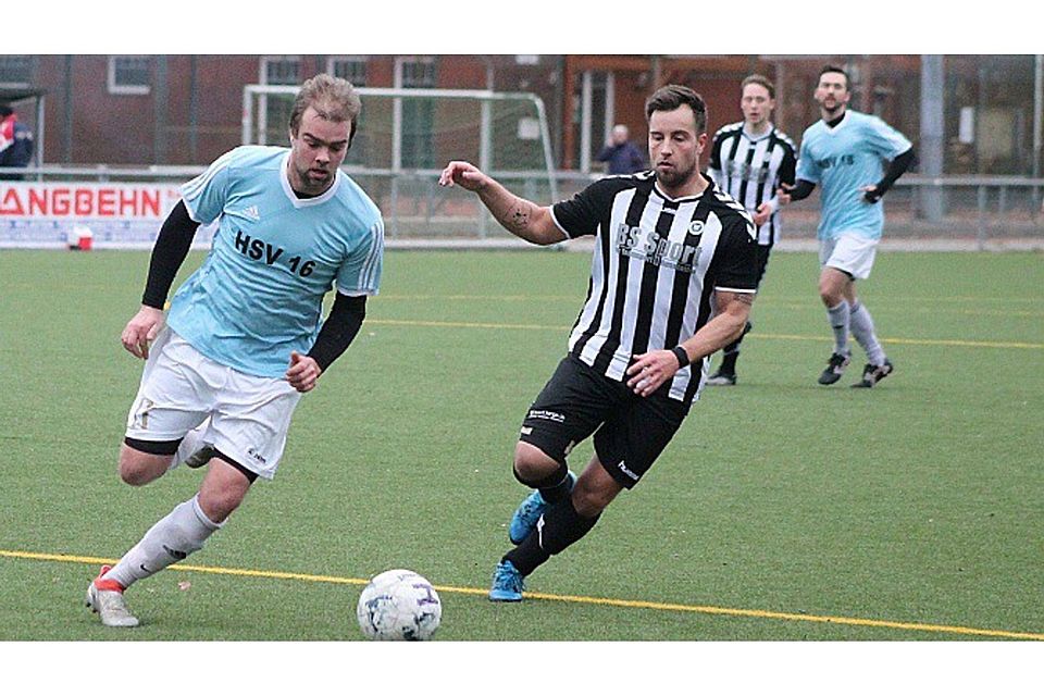 Konsequentes Pressing: Piet Behrens setzt den Heikendorfer Abwehrspieler früh unter Druck. Foto: Hirseland