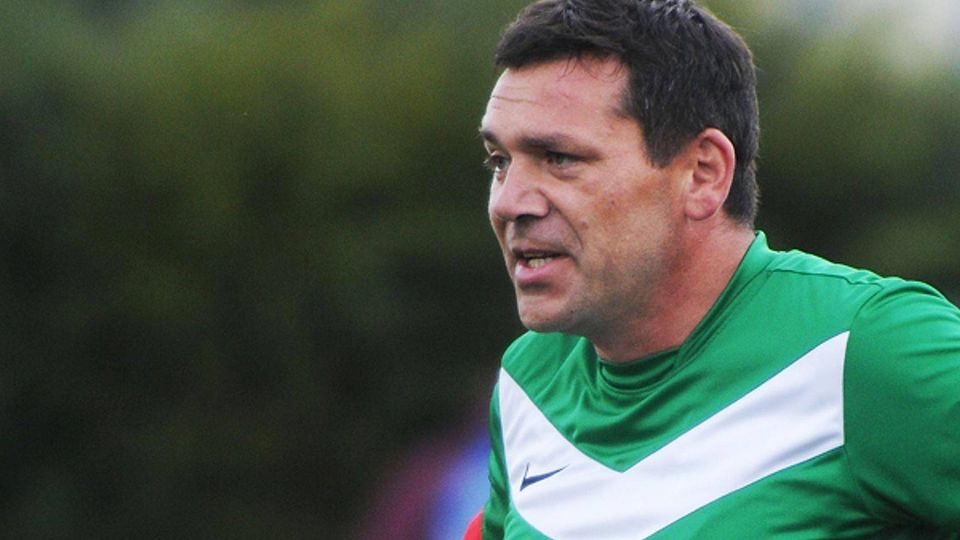 Notgedrungen von der Trainerbank auf den Platz: Andreas Boos musste in dieser Saison beim FC Hausen auch wieder als Spieler ran. | Foto: Meinrad Schön